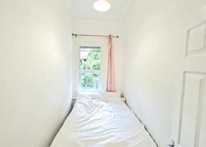 Flat-B, 4 Adults, 20 Mins To Beach, Netflix, Wifi, Sleeps 4 Adults